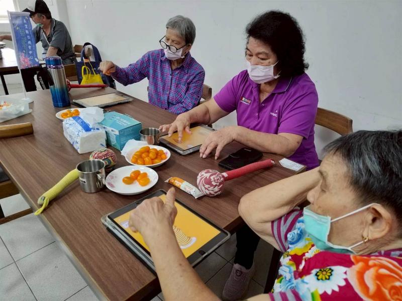 長輩們專注地操作平板電腦，一步步探索數位世界的奧妙，讓科技不再冰冷。