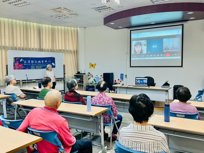 藥師線上教導用藥知識，長輩認真聽講、踴躍發問，雲端守護彼此健康。