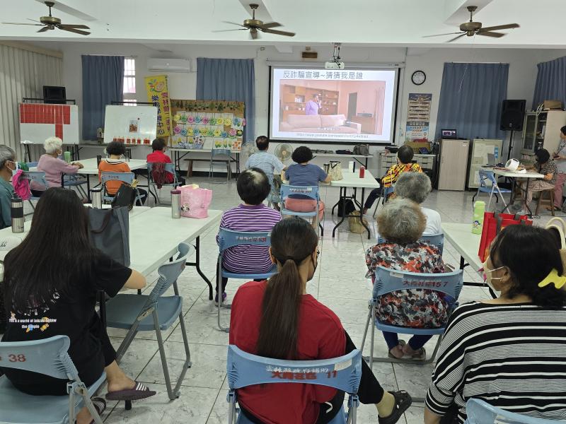 學員仔細聆聽老師防詐常識。