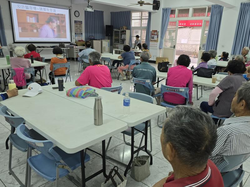 學員觀看防詐宣導影片內容。