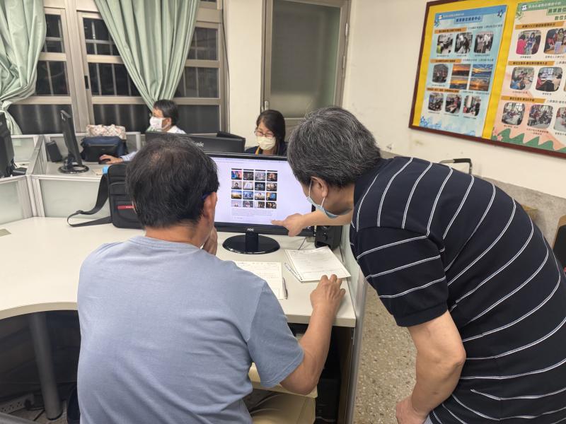 學員互相幫忙協助跟不上的同學