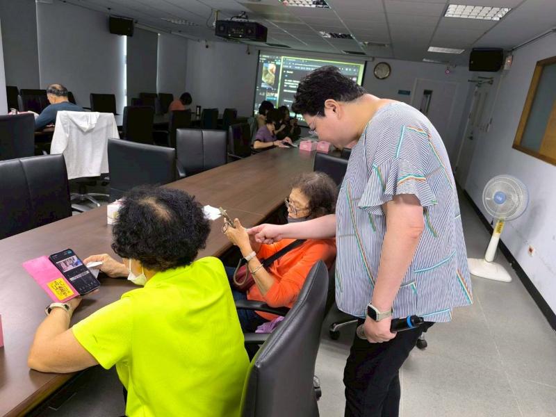 老師向學員講解如何使用課程的軟體