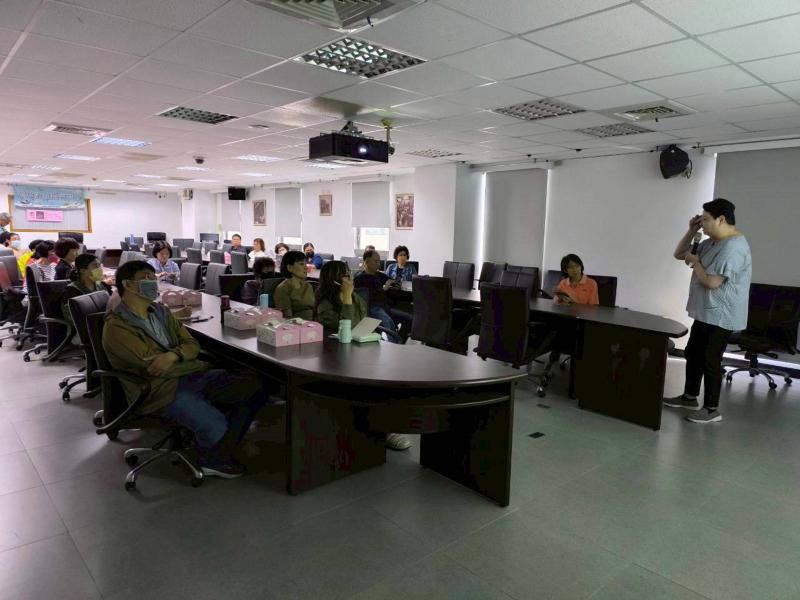 學員們全神貫注地聆聽課程