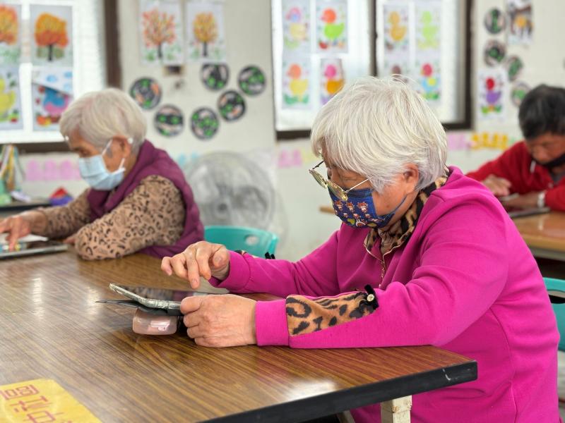 發揮創意拿出自備的眼鏡盒墊在平板下方,自製ipad支架