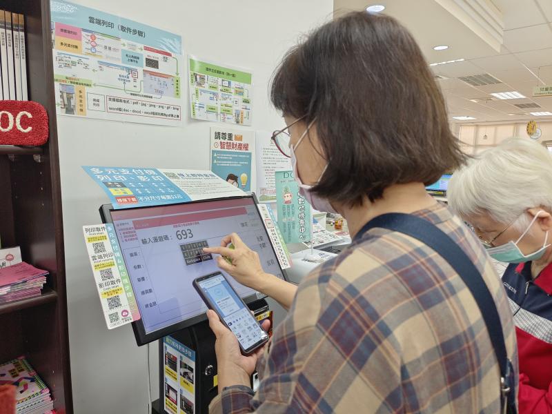 學員練習使用手機列印資料及行動支付