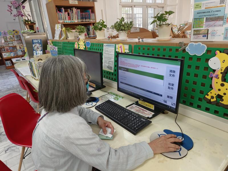 學員練習從雲端下載圖檔列印