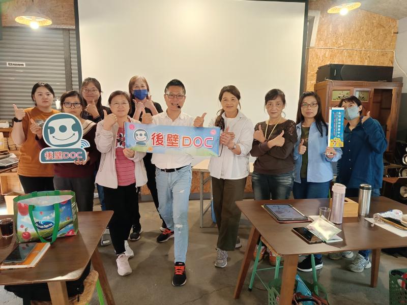 課程圓滿完成後講師和學員大合照