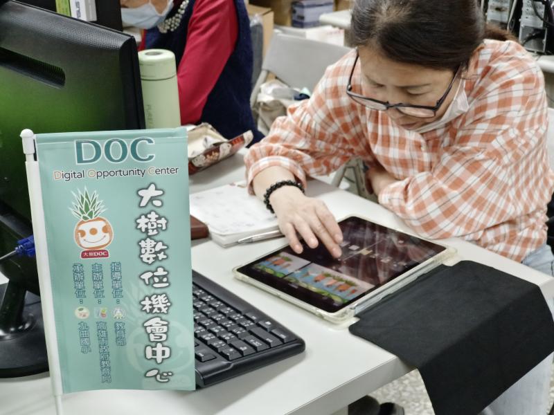 學員專注影片剪輯