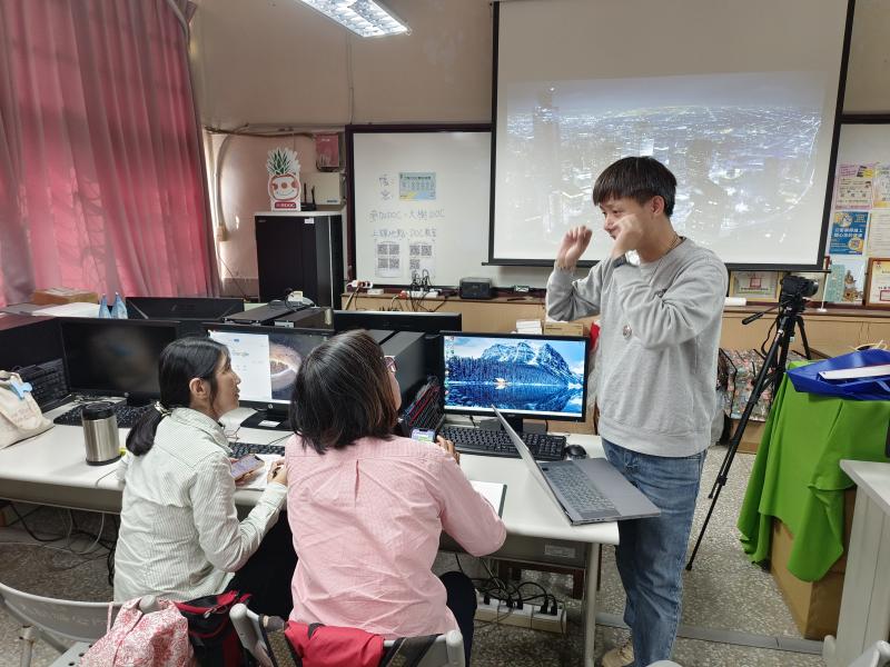 講師與學員討論要說的內容