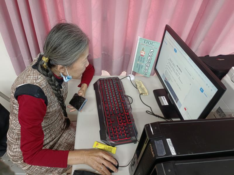 學員透過網路搜尋有關大樹區鄉野傳奇故事