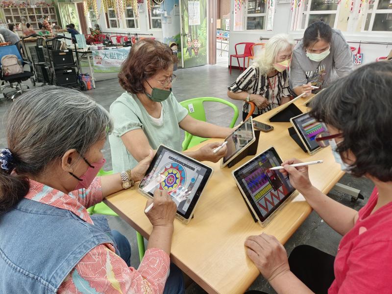 學員們認真的將圖騰上色