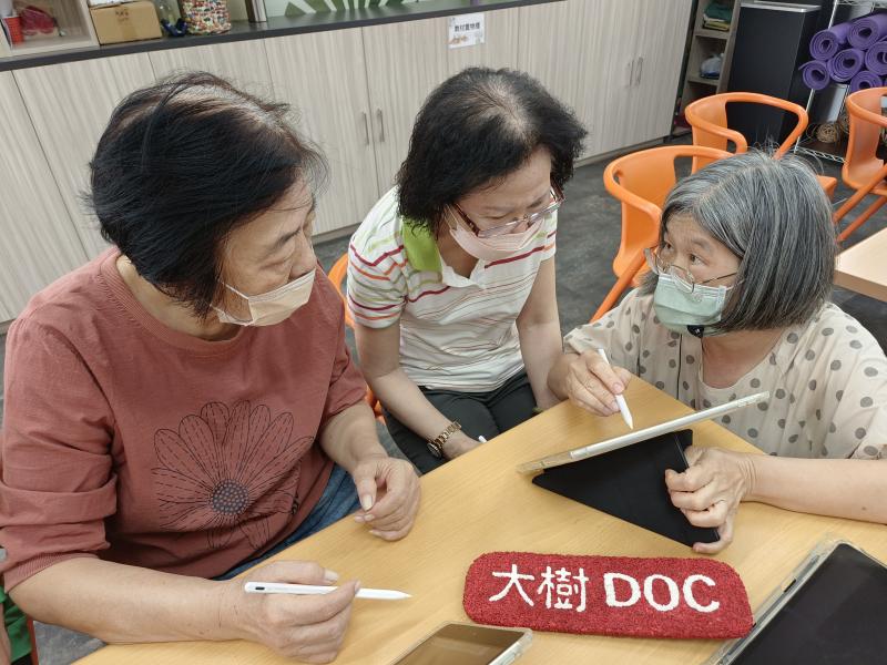 講師指導學員使用電子筆在iPAD填色