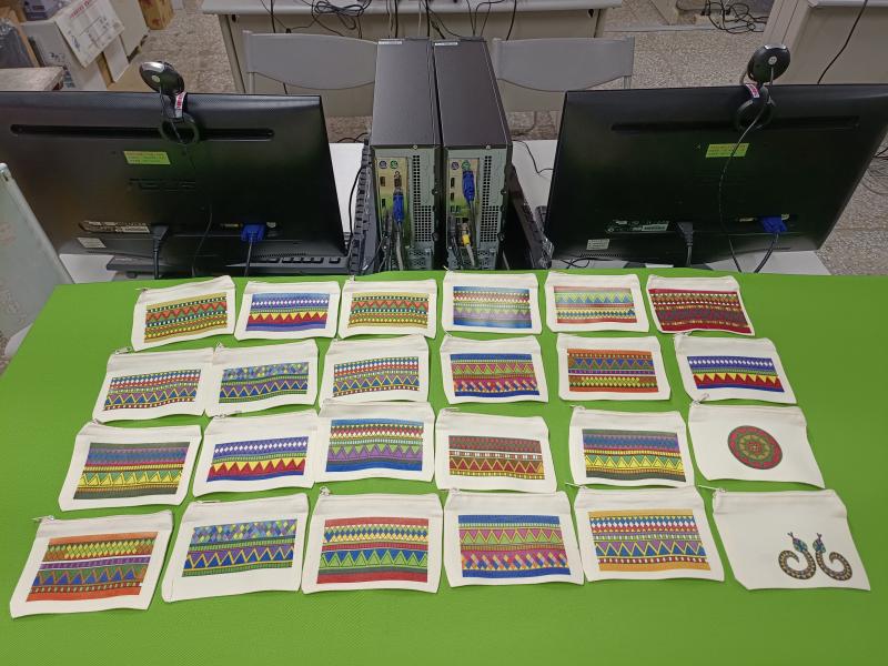 學員們填色完成的原民圖騰透過熱轉印燙印在證件包上