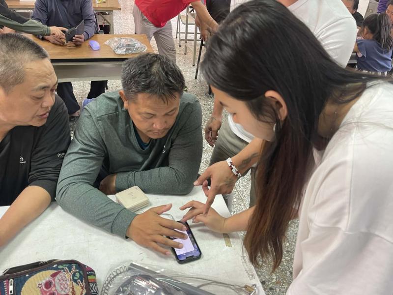 課程採一對一實作協助方式，講師現場指導學員登入 Google 信箱、確認帳密與操作表單，協助排除數位使用上的困難與疑問。