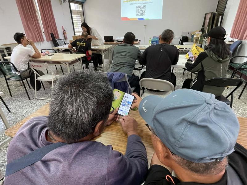 學員依照投影畫面掃描 QR code 並實際填寫表單，透過現場反覆操作，熟悉雲端回報流程，提升巡山紀錄的數位應用能力。