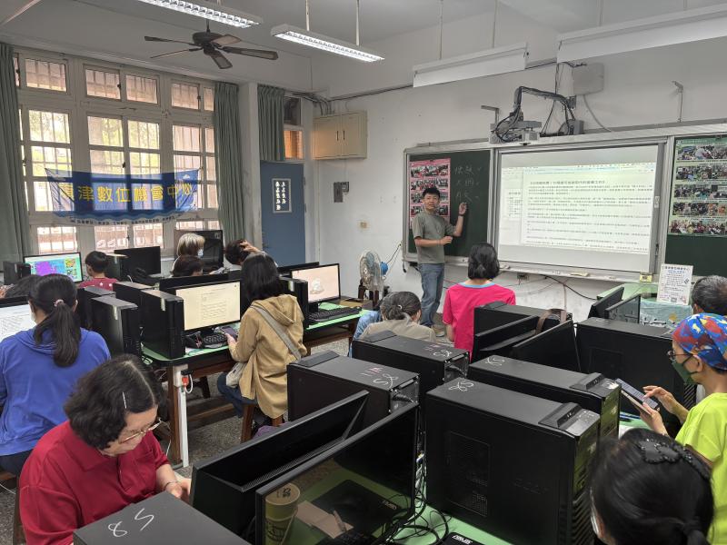 老師講解使用AI工具進行文書處理的技巧