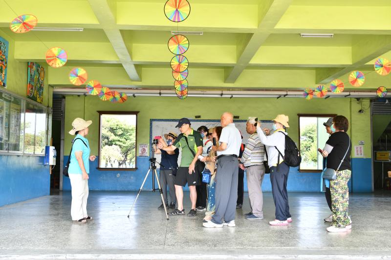 透過光春社區踏查與訪談實作,學員在老師帶領下學習影像紀錄技巧,成功捕捉在地人文特色,展現數位學習成果。