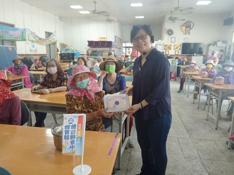 老師特別安排了生動有趣的有獎徵答活動，讓現場氣氛再度熱絡起來。