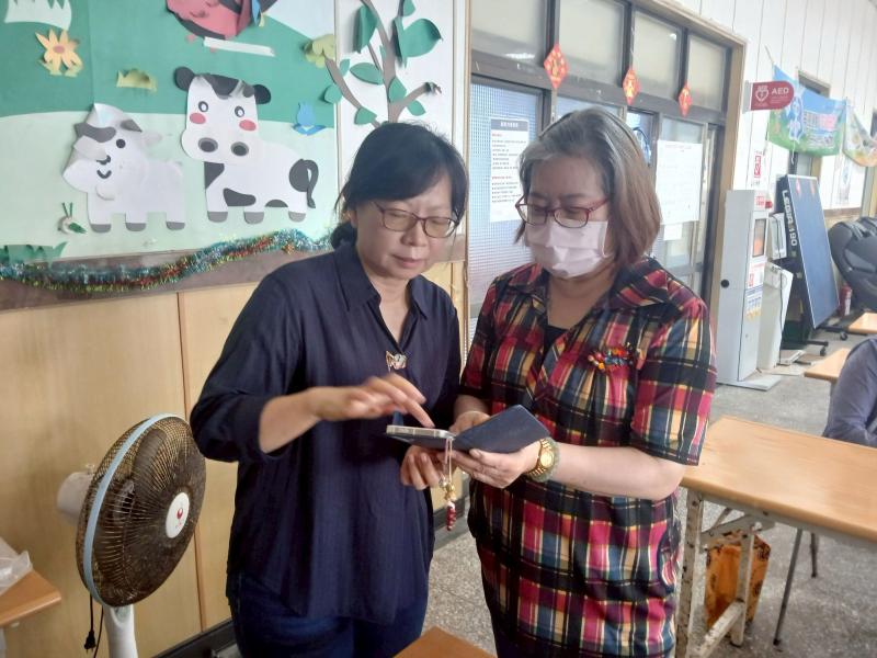 老師耐心傾聽學員的問題，並以淺顯易懂的方式逐一解說