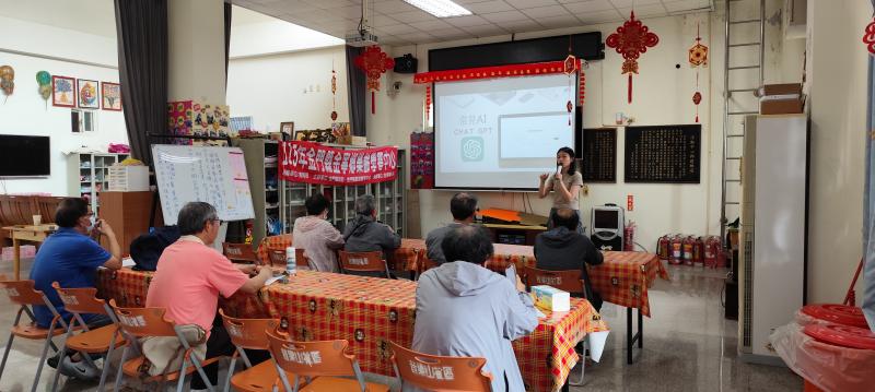 課堂中多數學員專注聆聽講解，並同步使用手機或筆電進行實際操作練習