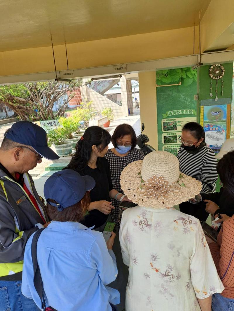 拿著手機走出戶外實際操作