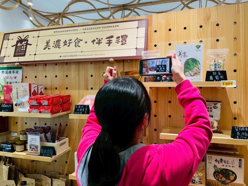 學員們來到美濃未來超市開心實作，互相協助。用相機記錄最真實、溫暖的在地生活！