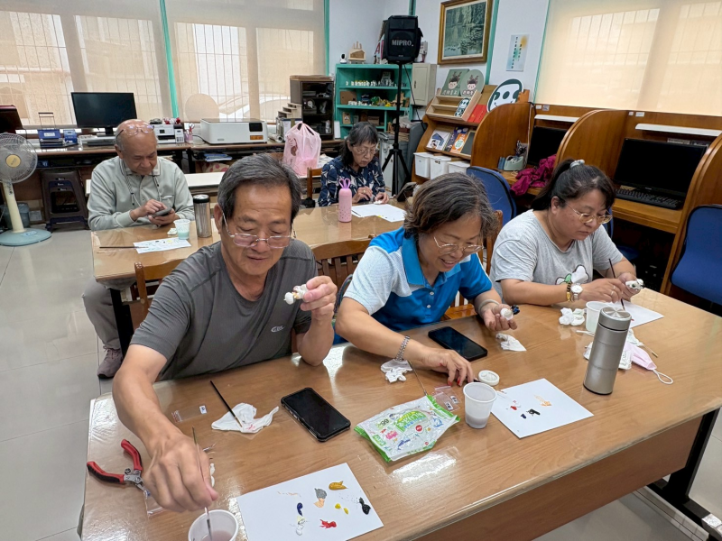 學員們學習上色程序