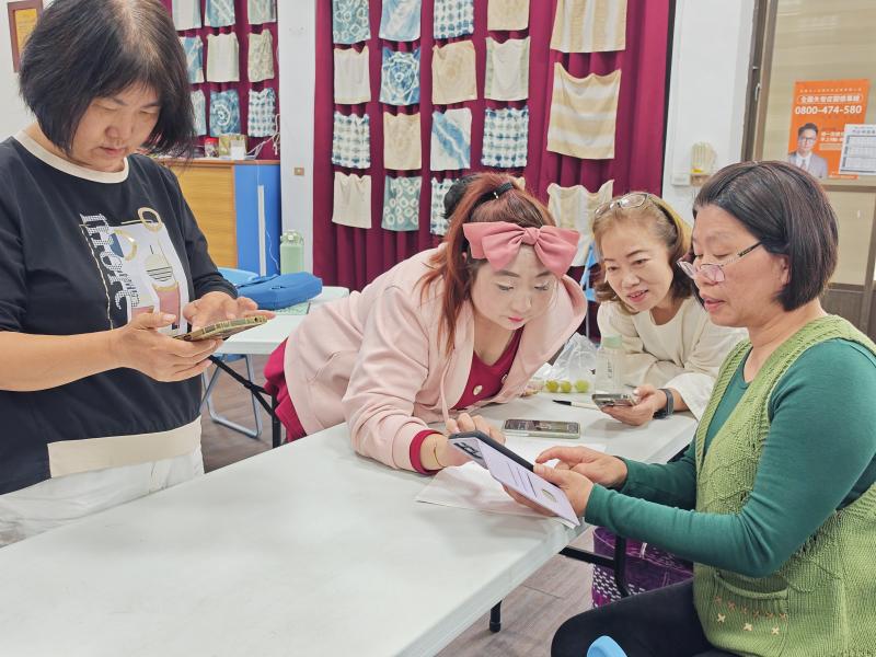 針對中高齡學員在操作 AI 工具及剪輯 App 時遇到的技術門檻，講師提供一對一的手把手輔導。透過即時的操作示範與解惑，學員們對這堂課的內容充滿興趣，因此搶著圍著老師詢問下一步該怎麼操作