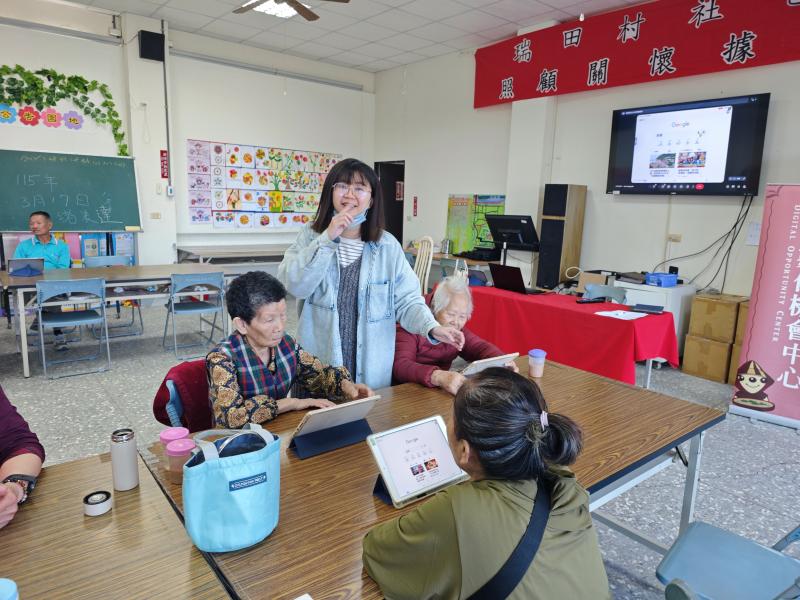 針對瑞田社區內具備低識字能力或初次接觸科技產品的長輩，鹿谷 DOC 講師採取「手把手」的陪伴式教學。透過一對一的近距離引導，協助長輩從最基礎的按鍵位置、螢幕觸控與滑動開始練習，成功消弭長輩對數位器材的畏懼感，讓科技服務跨越識字門檻，轉化為守