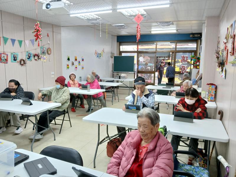 透過戶外花草樹木實際拍攝練習，大家把剛剛學來的構圖技巧與影像美感當成法寶，特別是九宮格構圖的運用，