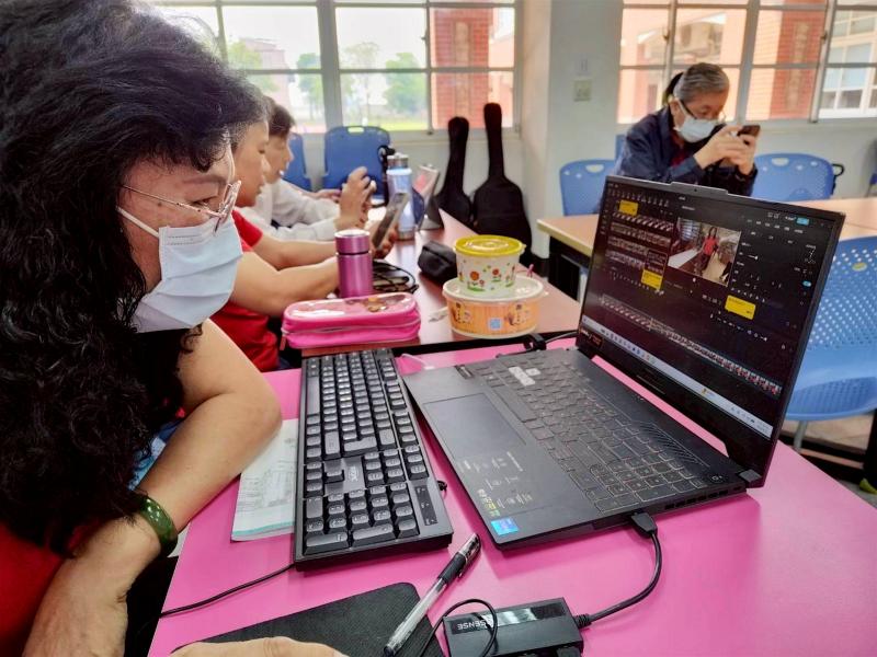 學員專注盯著筆電螢幕，專注神情全是專業，用數位把美好定格，剪出精彩故事！