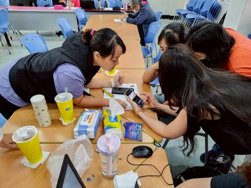 學員熱烈討論如何操作與編輯影片，互相分享創意靈感，充滿活力。