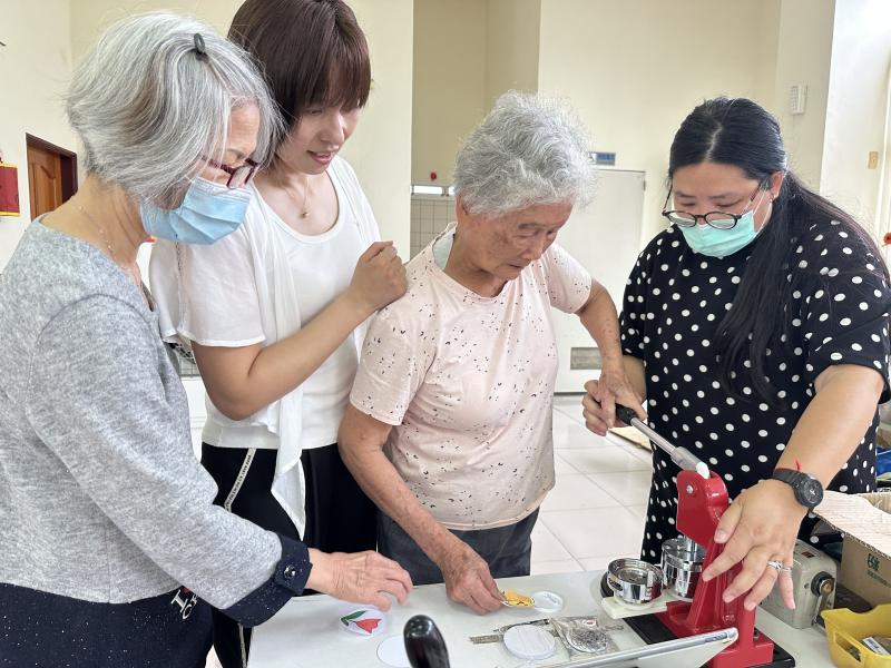 學員操作胸章機