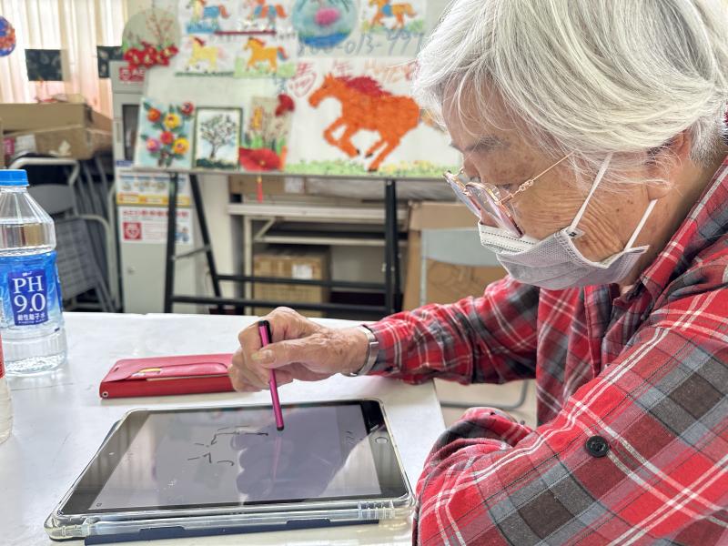 學員認真用平板繪圖