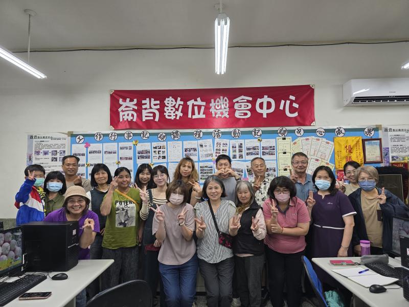 課後學員與老師合影。