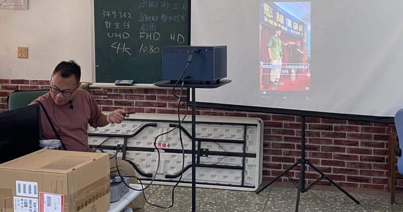 後續回到教室進行數位實作，學員將蒐集到的在地素材轉化為 1 分鐘短影音。課程引導學員運用剪輯 APP 的智慧功能，學習自動辨識並快速生成字幕，提升後製效率。同時，重點教學「畫中畫」技巧，讓學員能在維持介紹音軌的基礎上，靈活疊加懸絲偶演出的空