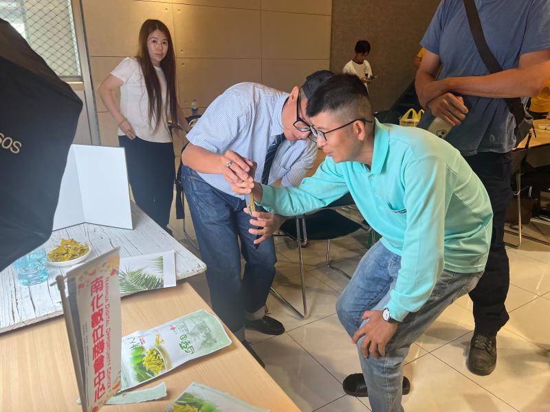 老師指導學員拍攝