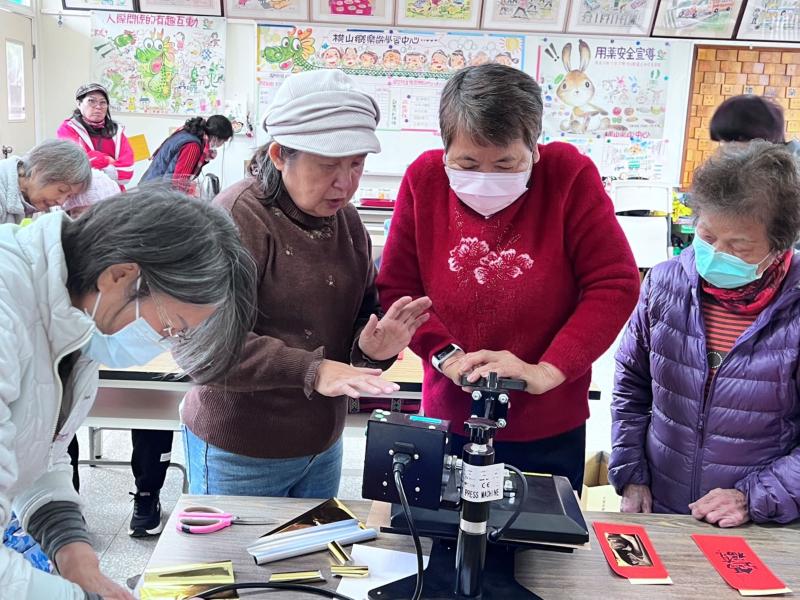 學員學習使用平燙機