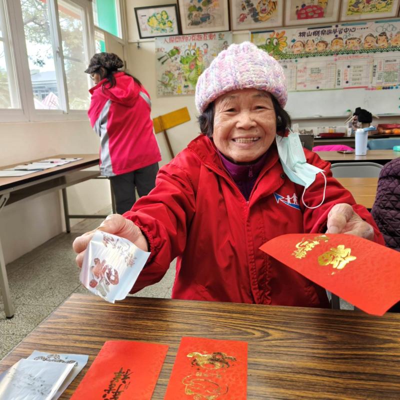 能親手完成設計的紅包袋，開心不已