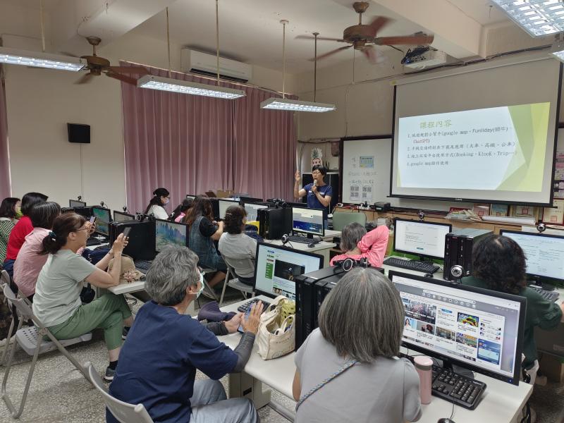 講師說明今天上課要先下載的APP及如何運用ChatGPT及GoogleMAP