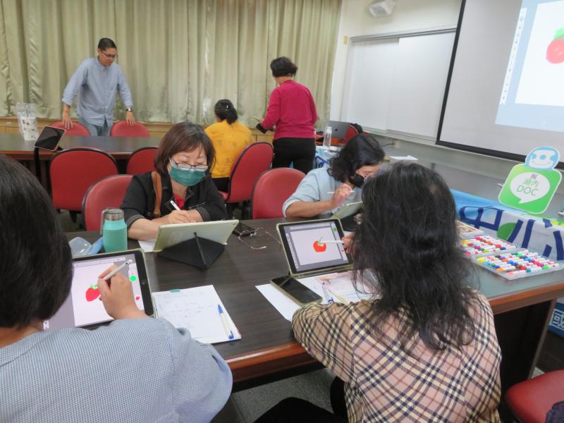 學員跟著講師的步驟，慢慢瞭解操作的邏輯與應用