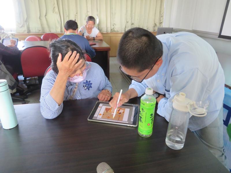 每當學員有提出問題，就會有數位小幫手可以即時協助，再次跟學員提醒操作步驟