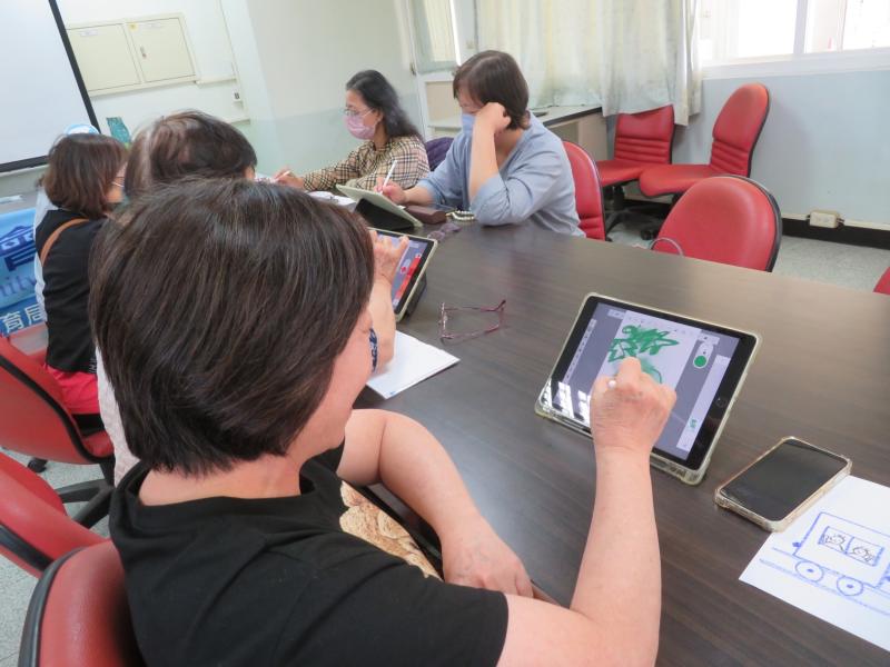 學員彼此間互相討論交流，讓學習的過程更加輕鬆與自在