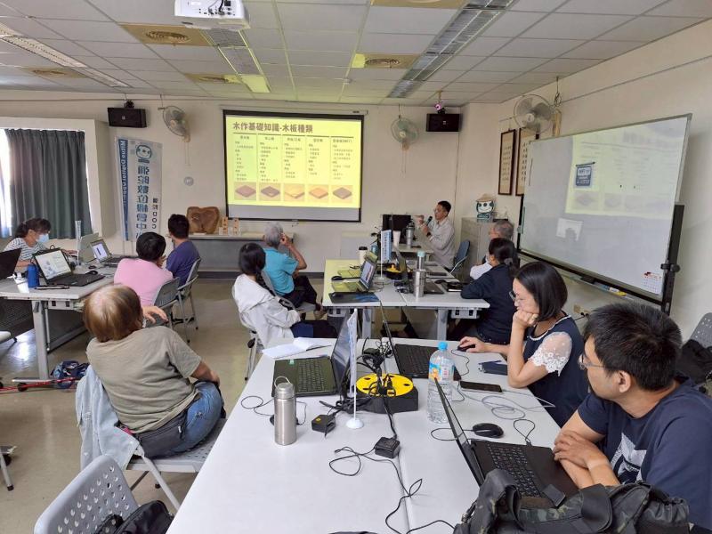 講師介紹雷雕機的應用與範疇，並說明製作檔案的注意事項