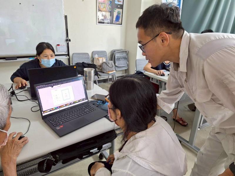 講師仔細指導學員，逐步完成檔案設計