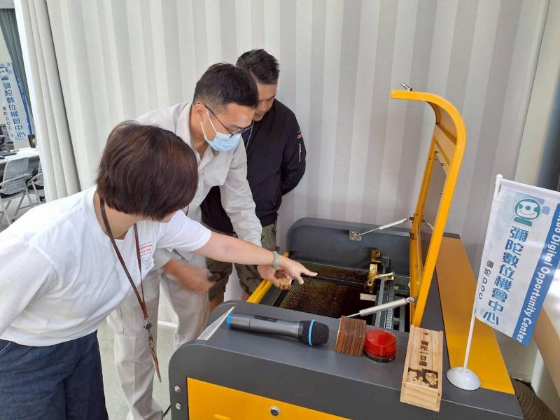 講師帶領學員使用雷雕機，並完整的介紹雷雕機的的使用方式