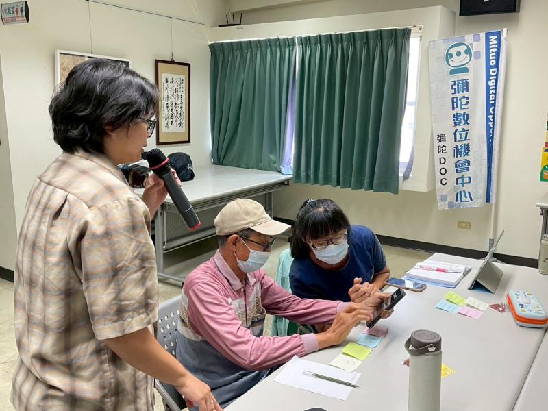 學員間也會彼此討論練習，透過教學相長讓學員可以再次複習，並協助較陌生數位應用的學員學習