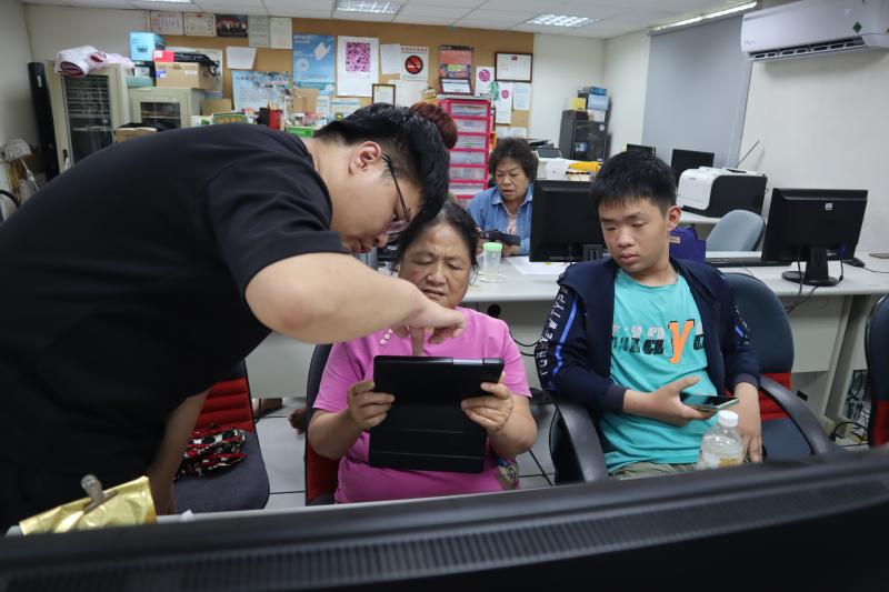 老師指導學生使用平板操作CANVA