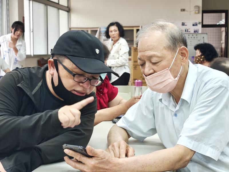 學新東西最怕沒人問，所以老師特別走到長輩桌邊，一對一教大家怎麼滑手機。阿公阿嬤原本對查地圖有點怕怕的，但在老師耐心的陪伴下，慢慢學會怎麼點開 App。這份手把手的溫度，讓原本生硬的數位工具，變成了大家生活中的好幫手。