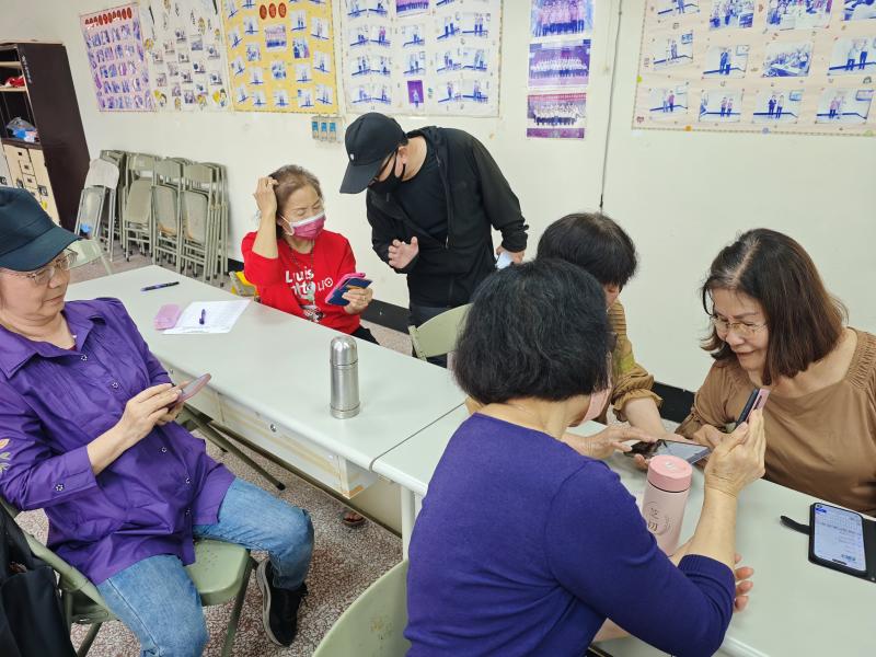 最後大家開始實作練習！每個人都拿起手機，專心地試著使用Google map規劃從家裡出發到竹山、或是去溪頭散步的大眾路線。看著大家盯著螢幕、指尖熟練滑動的樣子，就知道這堂課學得很有成就感。以後只要動動手指，其實要去哪走走都不難!